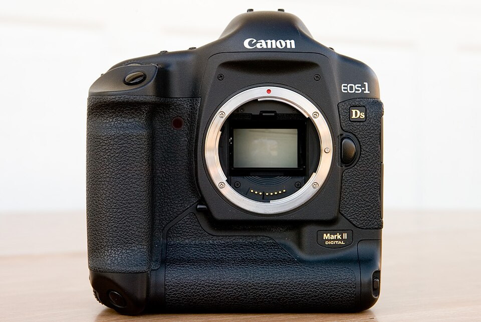Canon EOS-1Ds Mark II, representative image