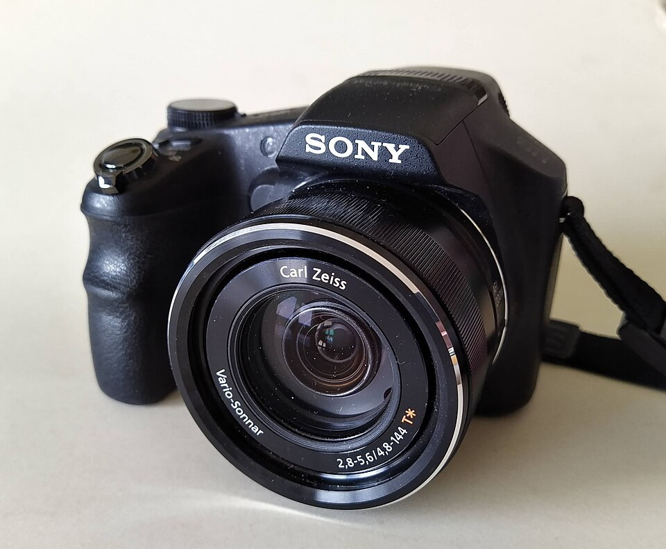 Sony Cyber-shot DSC-HX200V, representative image
